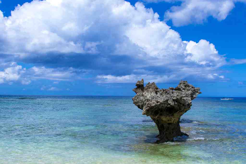 沖縄コウリ島のハートロックの画像