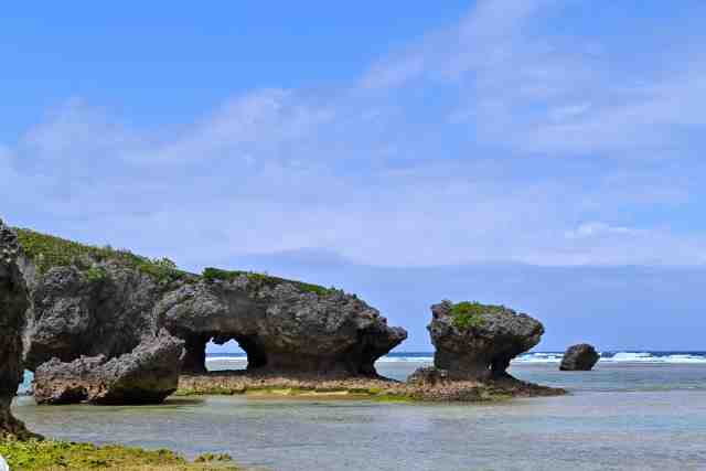 ザネー浜の少し沖にある穴の開いた石灰岩の画像