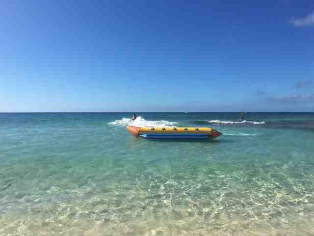 海に浮かぶ黄色のバナナボードの画像