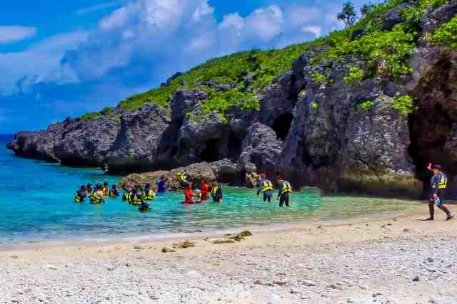 【沖縄】修学旅行 or 卒業旅行ならシュノーケリングがおすすめ！透明度抜群の海でシュノーケリングを楽しもう！のタイトル画像