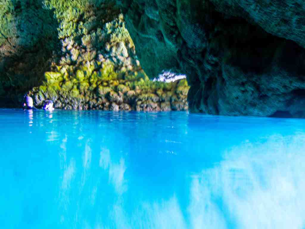 青の洞窟の水面の画像