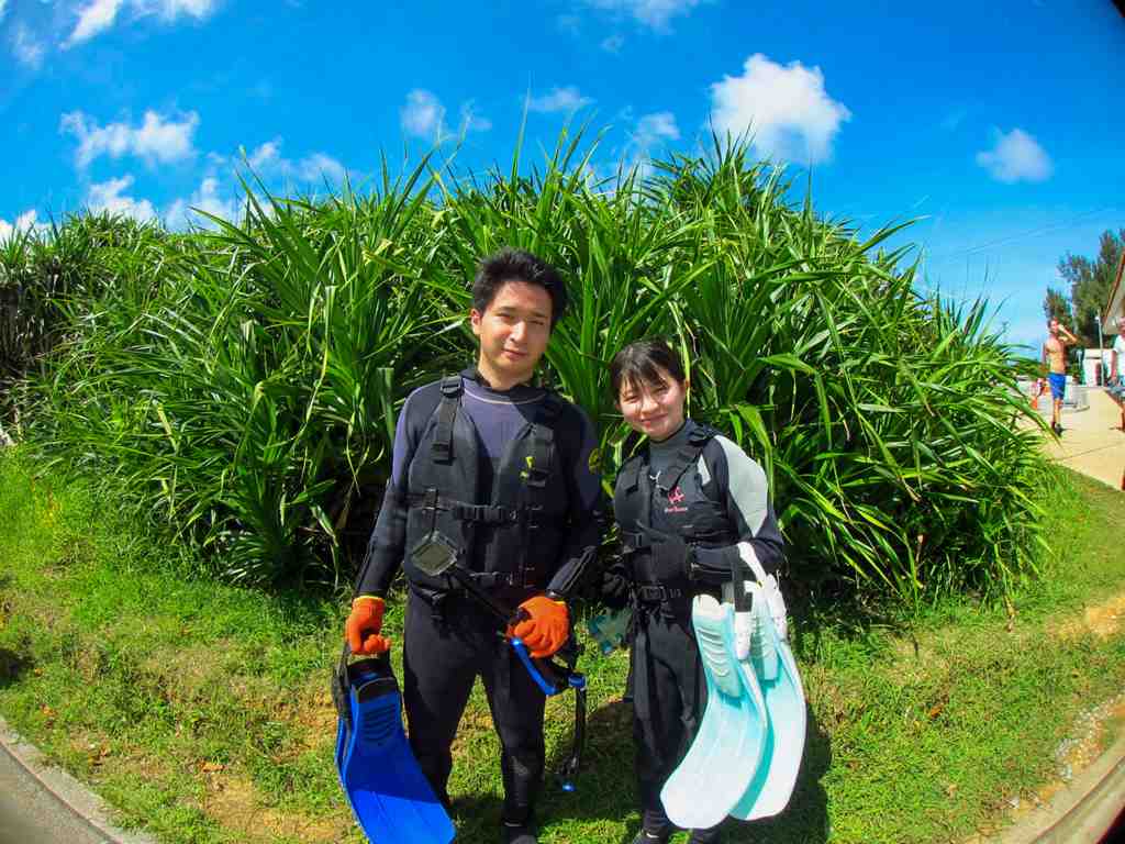 沖縄南嶽の植物の前でカップルがたってる画像