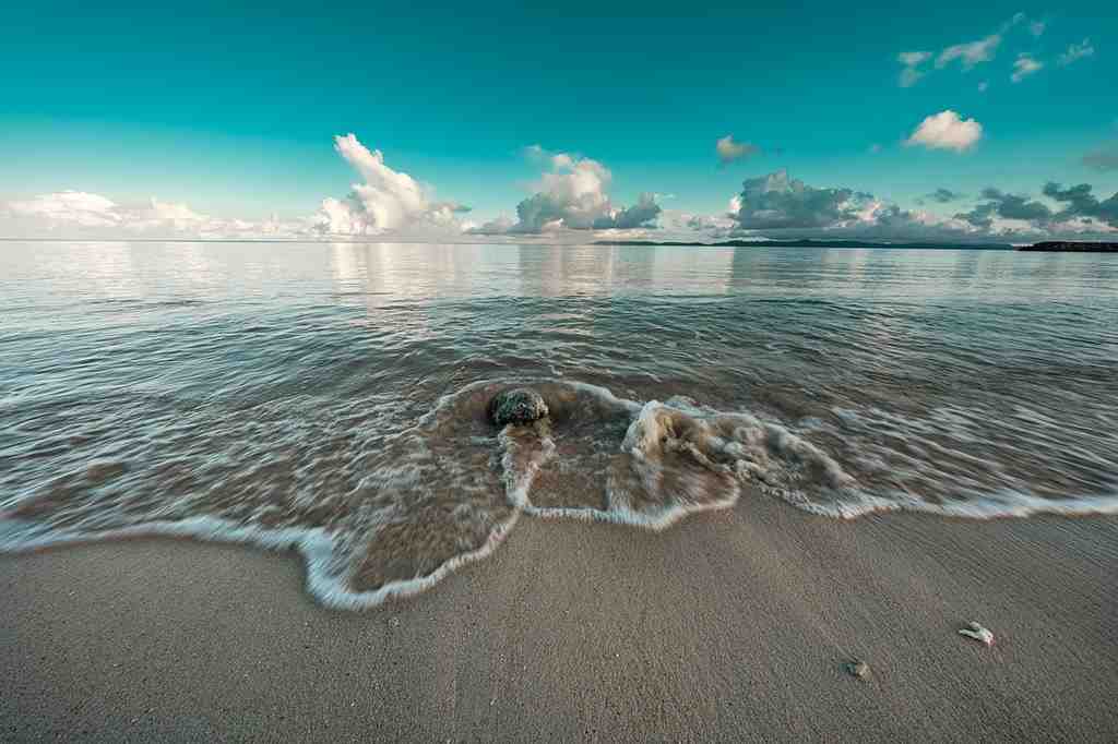 綺麗な沖縄の海の波打ち際の画像