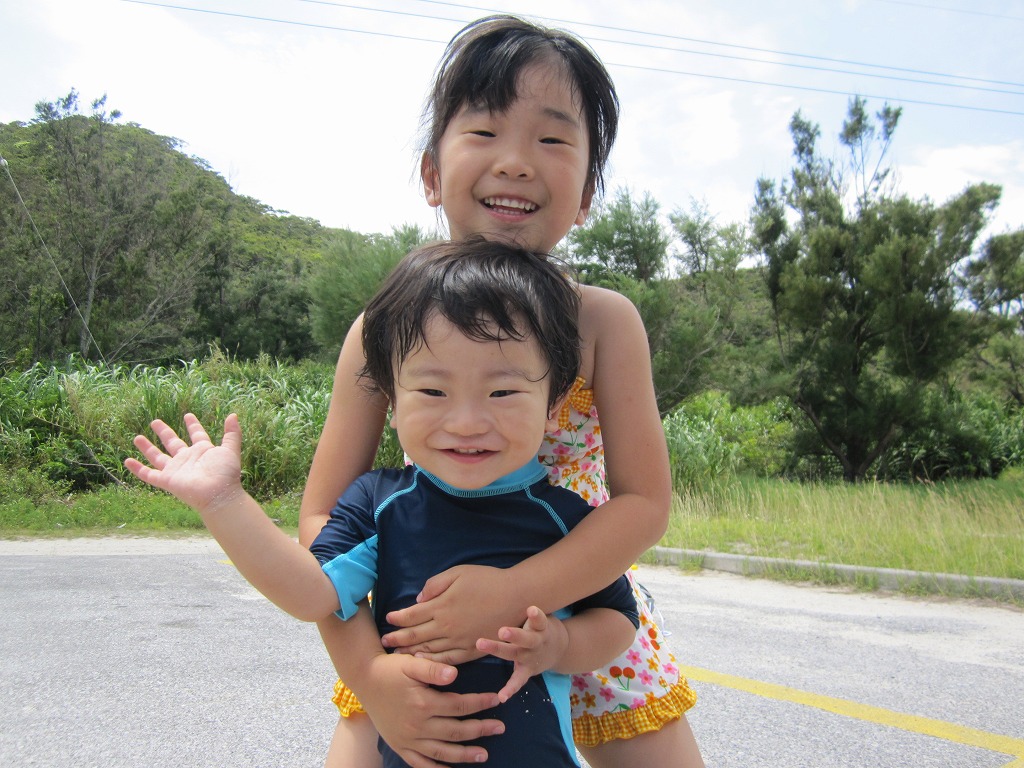 沖縄かわいい子供兄弟の画像