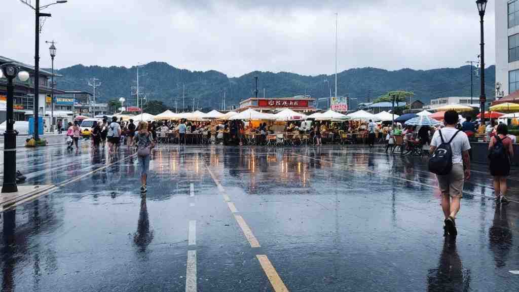 沖縄梅雨シーズンの穴場スポット！梅雨入り・明けの目安や雨の日でも快適に楽しめるアクティビティ特集のタイトル画像